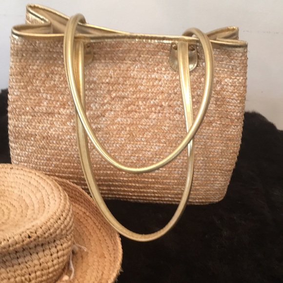 White Stag Handbags - 🦊 White Stag straw beach tote. Zip pocket inside